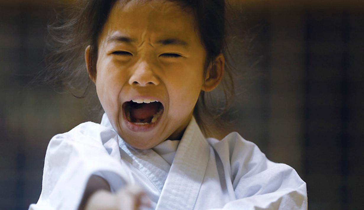 Mahiro Takano, anak perempuan asal Jepang berlatih karate di Nagaoka, Niigata, 18 November 2015. Beberapa waktu yang lalu juara karate berusia 9 tahun itu muncul dalam video klip terbaru dari penyanyi Australia, Sia yang berjudul Alive. (dailymail.co.uk)