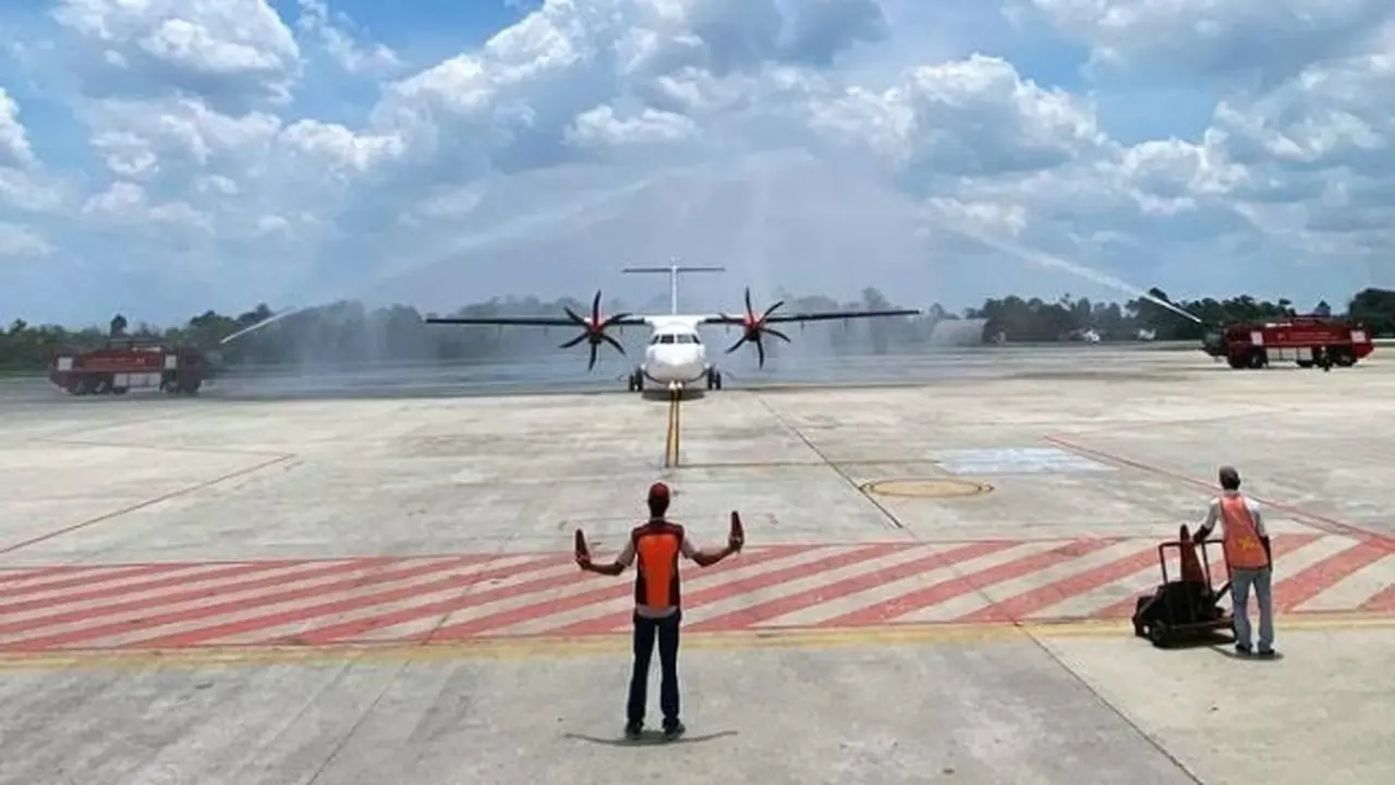 Pesawat penerbangan internasional pertama di Bandara Sultan Syarif Kasim II Pekanbaru sejak pandemi Covid-19.