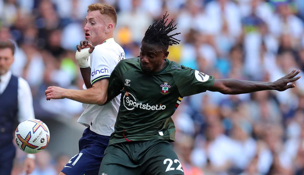 Mohammed Salisu. Bek tengah Southampton asal Ghana berusia 23 tahun ini melakukan gol bunuh diri saat timnya kalah 1-4 dari tuan rumah Tottenham Hotspur (6/8/2022). Gol tersebut yang menjadi gol ketiga Spurs terjadi di menit ke-61 saat Southampton telah tertinggal 1-2. (AFP/Chris Radburn)