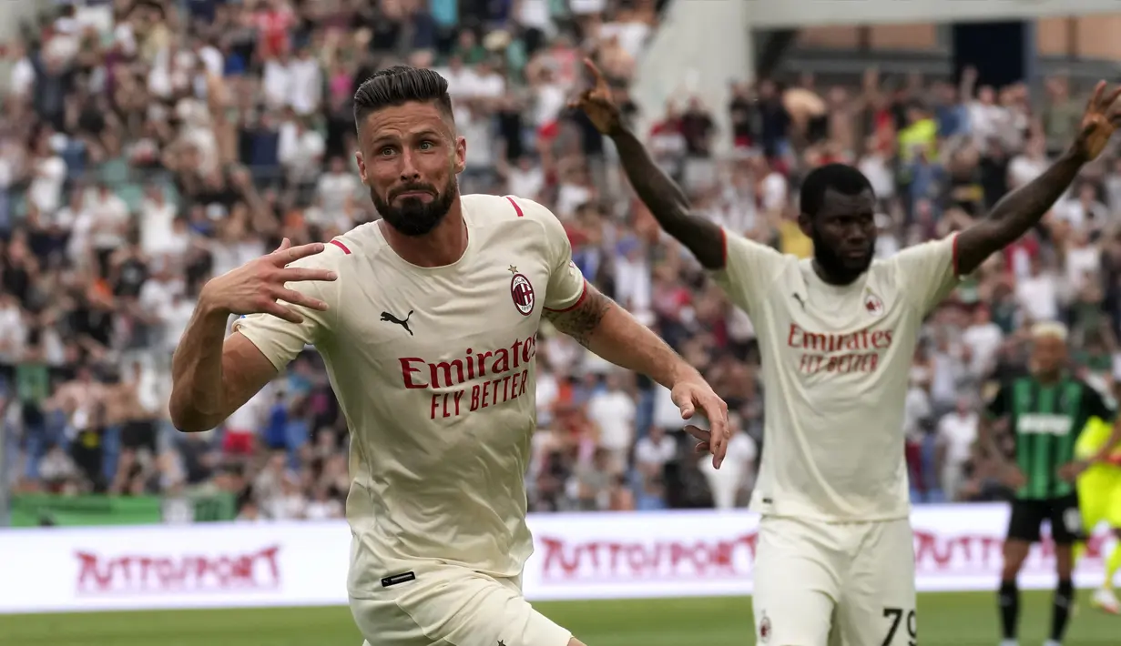 Pemain AC Milan Olivier Giroud melakukan selebrasi usai mencetak gol ke gawang Sassuolo pada pertandingan sepak bola Liga Italia di Stadion Mapei Reggio Emilia, Italia, 22 Mei 2022. AC Milan juara Liga Italia usai mengalahkan Sassuolo dengan skor 3-0. (AP Photo/Antonio Calanni)