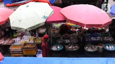 Pedagang beraktivitas di Pasar Kebayoran Lama, Jakarta, Selasa (28/6/2021). Pemprov DKI Jakarta melakukan pembatasan mobilitas warga, salahsatunya pembatasan operasional pasar tradisional untuk menekan penyebaran COVID-19. (Liputan6.com/Angga Yuniar)