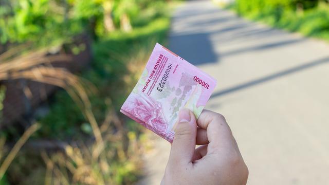 Ilustrasi uang rupiah, 100 ribu