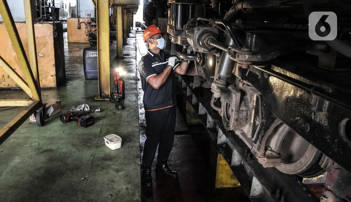 Teknisi saat melakukan perawatan rutin mesin lokomotif kereta jarak jauh di Depo KA Cipinang, Jakarta Timur, Selasa (6/9/2022). Perawatan rutin tersebut meliputi pemeriksaan komponen lokomotif dan memastikannya berfungsi dengan baik, kemudian seluruh bagian seperti sistem angin, diesel, elektrik dan mekanik harus dicek dan diperbaiki secara berkala. (merdeka.com/Iqbal S Nugroho)