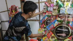 Penjual merapikan parcel untuk di jual di Kawasan CIkini, Jakarta, Selasa (27/4/2021). Permintaan parcel menjelang Idul Fitri 1442 Hijriah mulai meningkat dengan harga bervariasi Rp300 ribu hingga Rp 3 juta per unit tergantung isi parcel, ukuran, dan model. (Liputan6.com/Faizal Fanani)