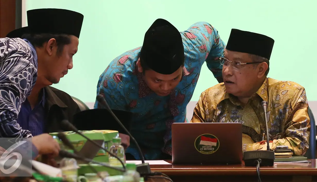 Ketua PBNU Said Aqil Siroj (kanan) berdiskusi dengan pengurus PBNU saat memberikan keterangan pers usai melakukan rapat koordinasi internal di Kantor PBNU, Jakarta, Selasa (20/12). (Liputan6.com/Johan Tallo) 
