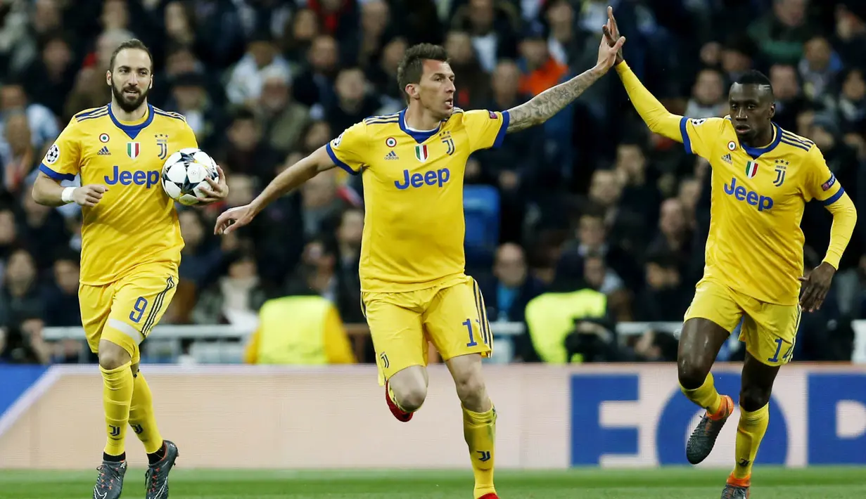 Striker Juventus, Mario Mandzukic, melakukan selebrasi usai mencetak gol ke gawang Real Madrid pada laga Liga Champions di Stadion Santiago Bernabeu, Rabu(11/4/2018). Real Madrid takluk 1-3 dari Juventus. (AP/Francisco Seco)
