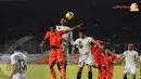 Permainan bola-bola atas seringkali diperlihatkan para pemain Persija saat berlaga melawan PDRM FA Malaysia pada Minggu (29/12/13) (Liputan6.com/ Helmi Fithriansyah)