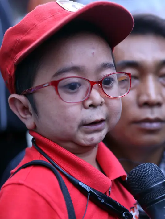 Bagi Daus, almarhum merupakan sosok yang taat beribadah dan menjadi panutan. Ia hanya mengikhlaskan dan mendoakan agar arwahnya diterima di sisi Yang Maha Kuasa. (Nurwahyunan/Bintang.com)