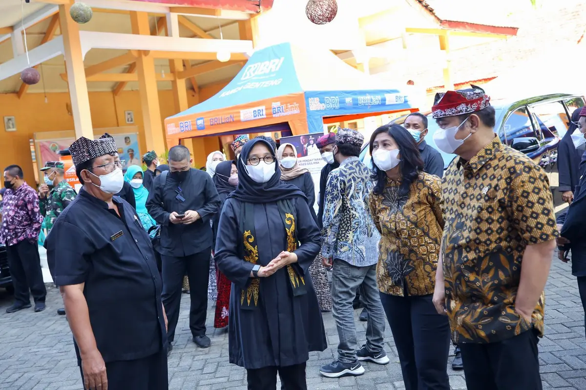 Kunker ke Banyuwangi Wamendes Berikan Acungan Jempol Program Bupati Ngantor di Desa