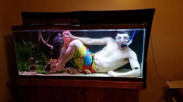 Tingkah konyol lelaki (sumber: Ground Zero)