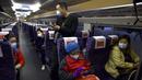 Penumpang mengenakan masker saat menaiki kereta pertama yang meninggalkan Stasiun Hankou, Wuhan, Provinsi Hubei, China, Rabu (8/4/2020). Setelah 11 minggu lockdown, layanan kereta di kota yang menjadi titik awal pandemi virus corona COVID-19 ini kembali beroperasi. (AP Photo/Ng Han Guan)