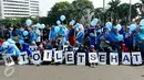 Puluhan warga sosialisasikan 'Toilet Sehat' saat Car Free Day (CFD) di Bundaran HI, Jakarta, Minggu (15/11/2015). Dalam acara tersebut tampil sebuah maskot berbentuk kotoran manusia yang membuat suasana semakin seru. (Liputan6.com/Yoppy Renato)