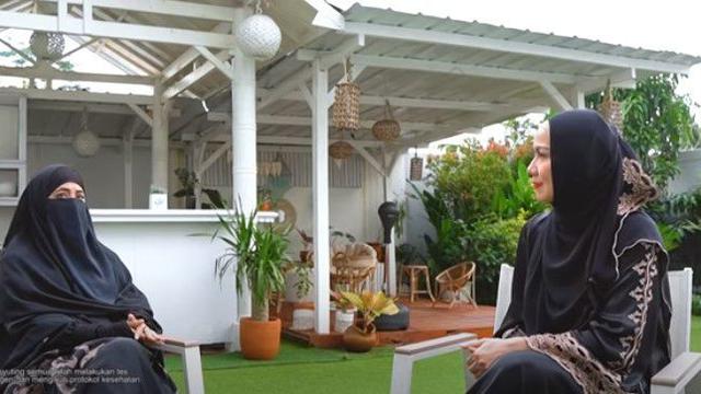 Umi Pipik saat diwawancara Venna Melinda