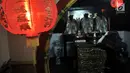 Umat Tionghoa berdoa di Klenteng Boen Tek Bio, Pasar Lama, Tangerang, Kamis (31/1). Klenteng yang dibangun tahun 1684 ini merupakan rumah ibadah yang ramai dikunjungi oleh umat Tionghoa, terlebih menjelang Tahun Baru Imlek. (Merdeka.com/Iqbal S. Nugroho)
