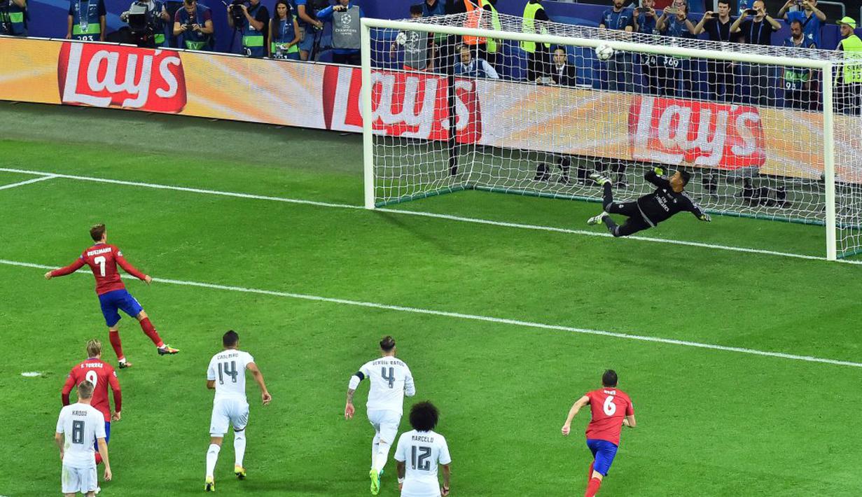 Penalti pemain Atletico Madrid, Antoine Griezmann, gagal setelah terkena mistar gawang Real Madrid dalam final Liga Champions di Stadion San Siro, Milan, Minggu (29/5/2016) dini hari WIB. (AFP/Giuseppe Cacace)