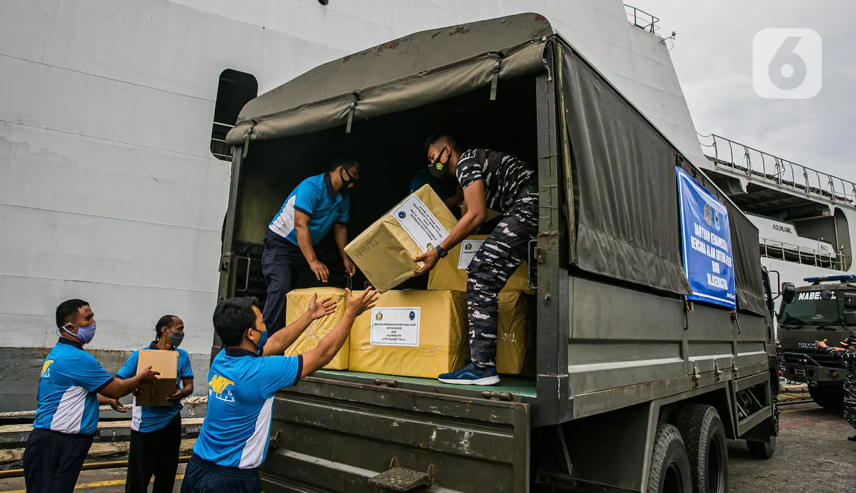 Personel TNI AL mengangkut barang bantuan tujuan Kalimantan Selatan dan Sulawesi Barat ke KRI Banda Aceh 593 di Dermaga 101 Pelabuhan Tanjung Priok Jakarta, Jumat (22/1/2020). TNI AL akan memberangkatkan KRI Banda Aceh yang berkapasitas 500 ton pada 23 Januari 2020. (Liputan6.com/Faizal Fanani)
