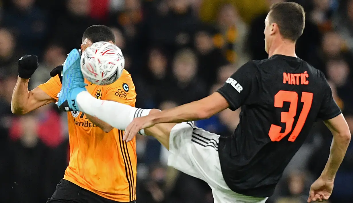 Gelandang Manchester United, Nemanja Matic berebut bola dengan pemain Wolverhampton Wanderers, Romain Saiss pada babak ketiga Piala FA di Molineux, Sabtu (4/1/2020). Wolverhampton dan MU dipaksa untuk melakukan laga ulangan di Old Trafford usai bermain imbang tanpa gol. (Justin TALLIS/AFP)
