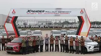 Jajaran Direksi Mitsubishi Motors Krama Yudha Sales Indonesia (MMKSI) akhirnya melakukan selebrasi pelepasan Xpander dari lini produksi pabrik perakitan baru Mitsubishi Motors di Bekasi, Jawa Barat, Selasa (3/10). (Liputan6.com/Immanuel Antonius)