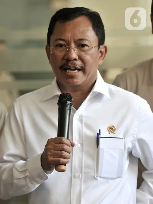 Menkes Terawan Agus Putranto memberikan keterangan usai menjenguk dua pasien positif terinfeksi Corona di RSPI Prof. DR. Saroso, Sunter, Jakarta, Senin (2/3/2020). Kedua pasien merupakan ibu (64) dan anak (31), kini mereka dirawat di ruangan khusus. (merdeka.com/Iqbal S. Nugroho)