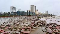 Pemandangan Pantai Cua Lo yang rusak setelah terjangan Topan Bualoi di Provinsi Nghe An, Vietnam pada 29 September 2025. (Thai An/AFP)