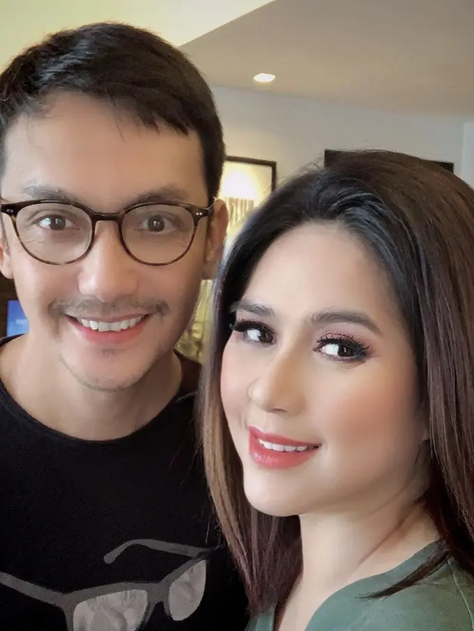 Gunawan Sudrajar mengunggah foto mesra bareng istri dari tahun ke tahun