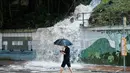 Peringatan tanah longsor turut dikeluarkan disertai seruan kepada masyarakat untuk menjauhi lereng curam dan daerah perbukitan di Hong Kong. (Tommy WANG/AFP)