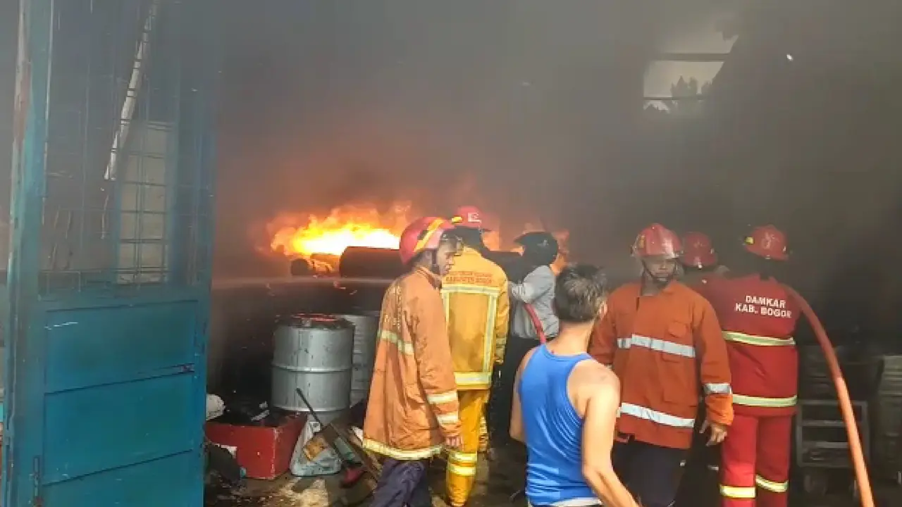 Pabrik pengolahan fiber glass di Jalan Raya Raya Tajur, Kota Bogor hangus terbakar. Kebakaran juga merembet ke kantin dan menghanguskan satu unit kendaraan, Sabtu (27/3/2021).