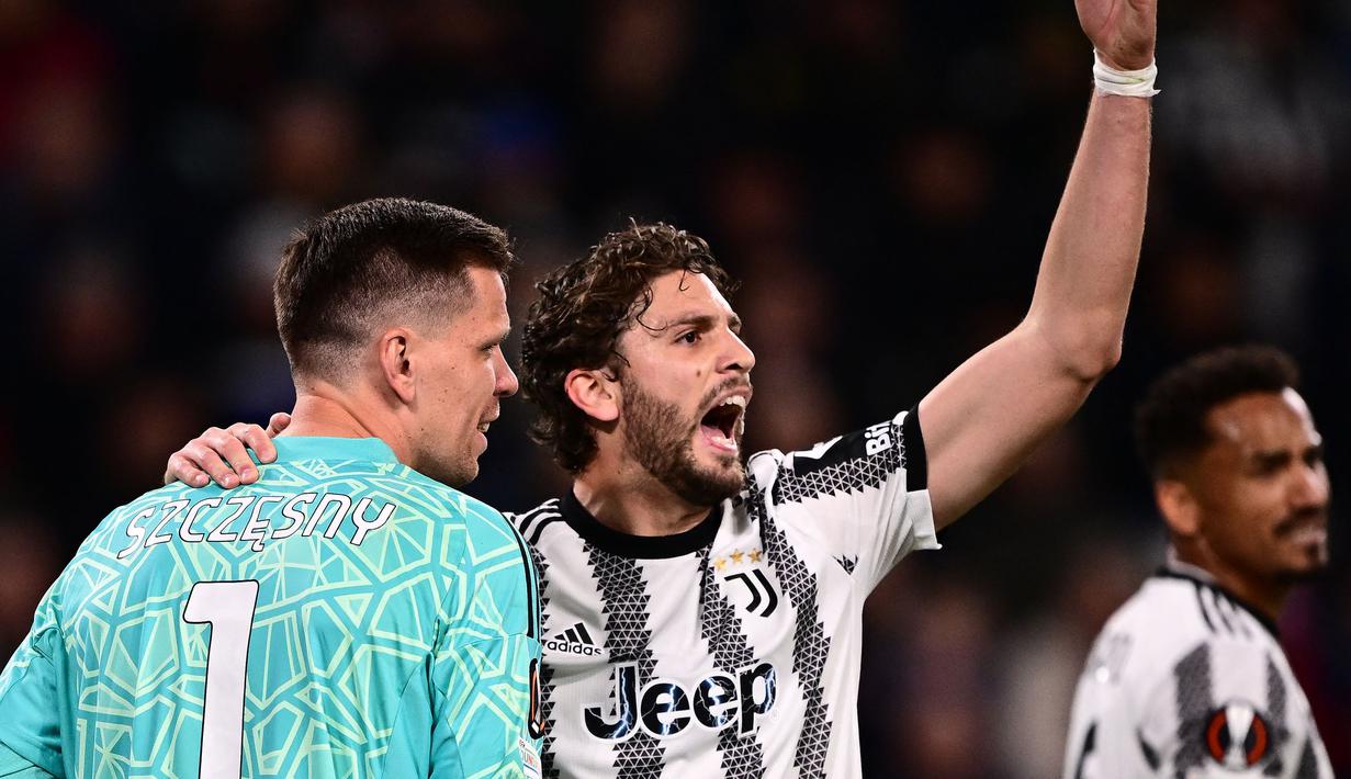 Pemain Juventus, Manuel Locatelli (kanan) memanggil tim medis saat kiper Juventus, Wojciech Szczesny (kiri) mengalami sakit dada ketika pertandingan leg pertama perempat final Liga Europa 2022/2023 melawan Sporting CP di Allianz Stadium, Turin, Jumat (14/04/2023). Szczesny diketahui terkena paltisipasi jantung atau kondisi di mana seseorang merasakan kerja jantung yang kuat, cepat, atau tidak teratur. (AFP/Marco Bertorello)