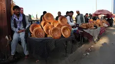 Seorang pedagang menjual roti di sebuah pasar tradisional di Kabul, Afghanistan, Rabu (9/10/2019). Afghanistan merupakan salah satu negara termiskin di dunia akibat konflik. (AP Photo/Tamana Sarwary)