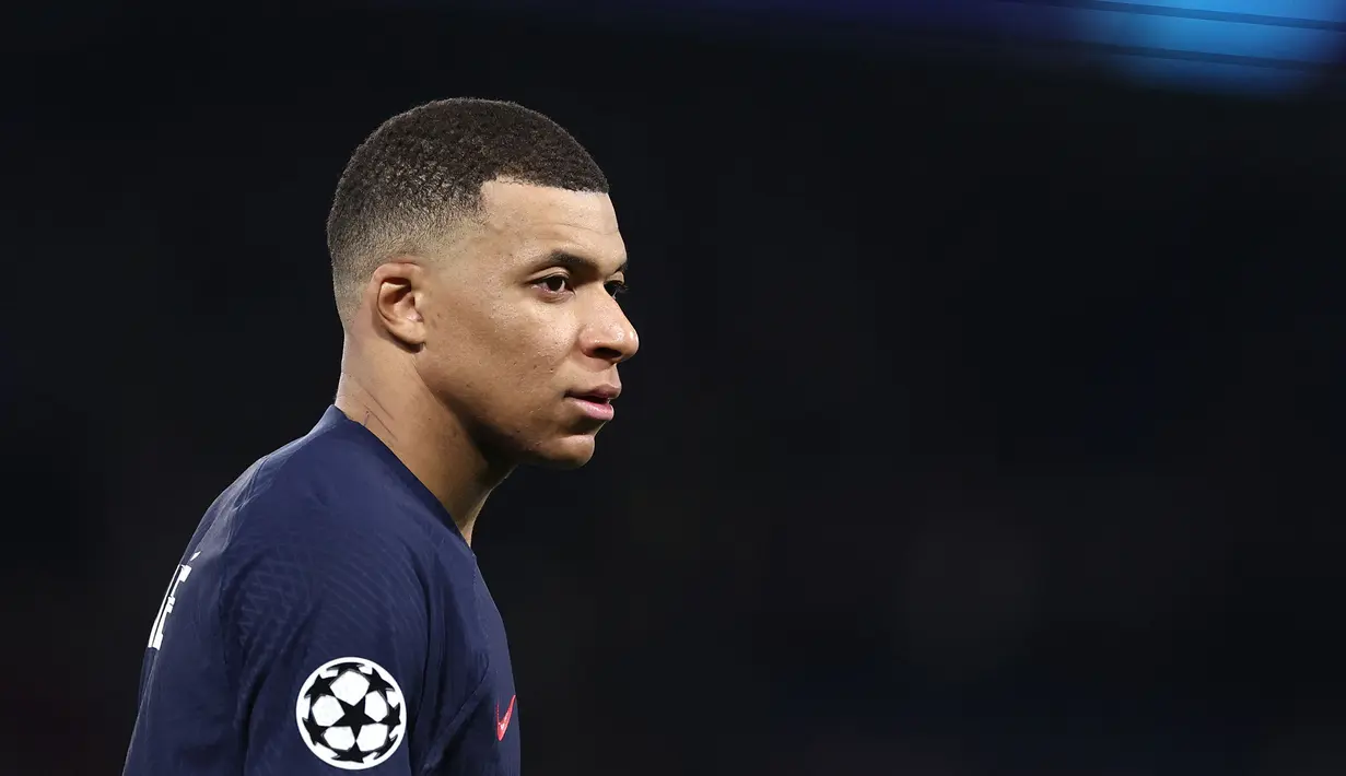 Mbappe mengeklaim bahwa dirinya tidak mendapatkan pembayaran gaji dan bonus sebesar 55 juta euro atau Rp944 Miliar dalam beberapa bulan terakhirnya di PSG. Namun, hal ini dibantah oleh mantan klubnya yang menganggap jumlah tersebut telah dibebaskan secara sukarela. (AFP/Franck Fife)