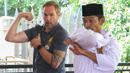Legenda Liverpool, Jason McAteer belajar seni beladiri khas budaya Betawi, silat saat mengunjungi di Setu Babakan, Jakarta, Jumat (9/3/2018). Kegiatan ini dalam rangkaian LFC World Tour Jakarta. (Bola.com/Asprilla Dwi Adha)