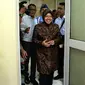Walikota Surabaya Tri Rismaharini memasuki ruang tunggu Komisi III sebelum melakukan Rapat dengar Pendapat dengan Komisi III DPR, di Kompleks Parlemen, Senayan, Jakarta, Selasa (29/11). (Liputan6.com/Johan Tallo)