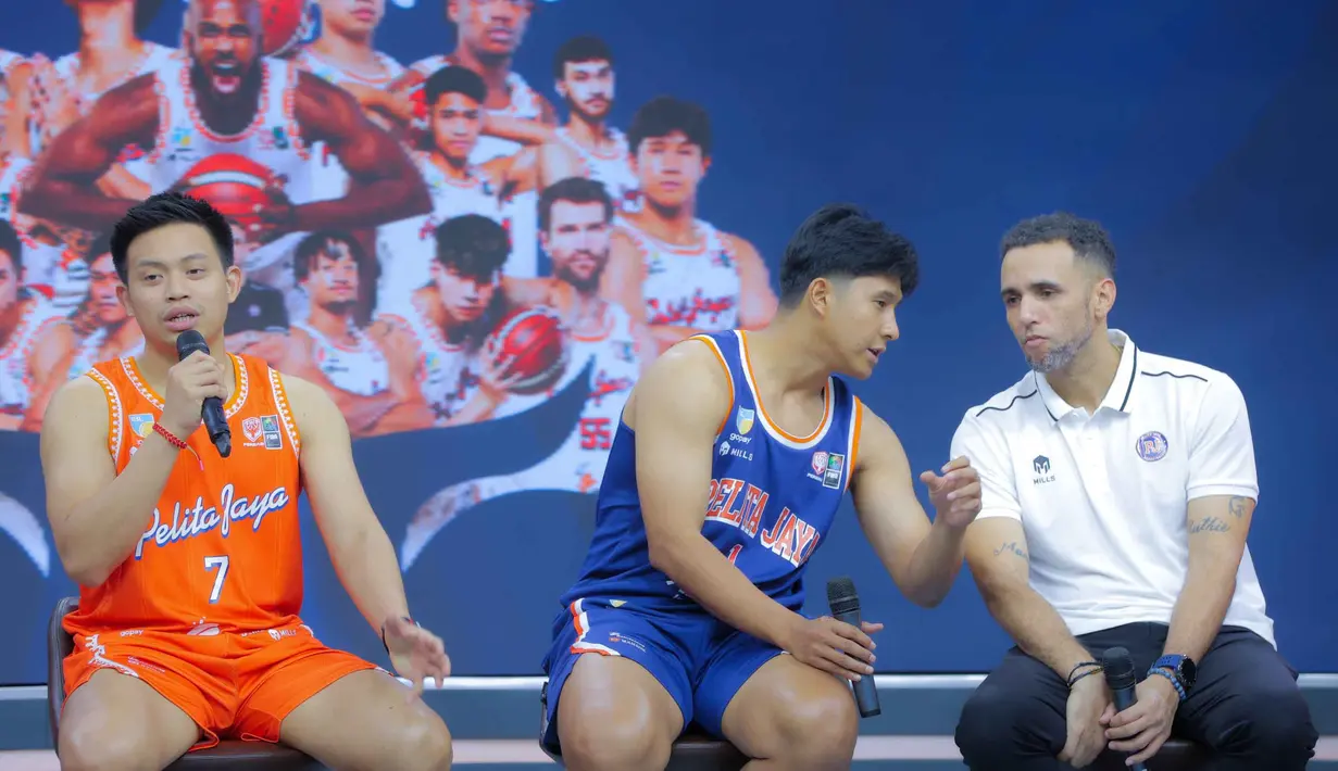 Ditambah dua pemain rookie Pelita Jaya Jakarta pada musim ini, Candra Irawan dan Russell Nyoo. Tampak dalam foto, pebasket, Andakara Prastawa Dhyaksa (kiri) memberi keterangan saat mengikuti acara perkenalan skuad Pelita Jaya Jakarta untuk mengarungi Indonesian Basketball League (IBL) 2026 di The Convergence Indonesia, Kuningan, Jakarta Selatan, Kamis (8/1/2026). (Bola.com/M Iqbal Ichsan)