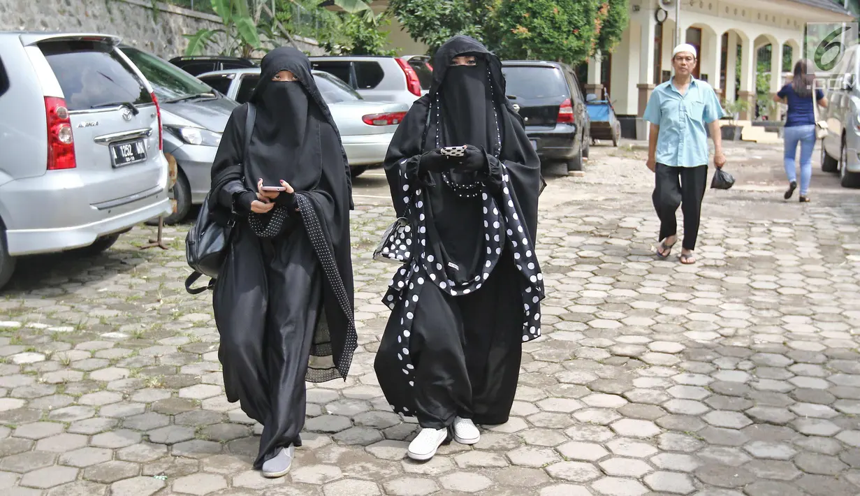 Istri komedian Caisar, Indadari (kanan) tiba di Pengadilan Agama Depok, Jawa Barat, Selasa (31/10). Sidang Cerai Indadari dengan Caisar dengan putusan mediasi yang tidak dihadiri Caisar. (Liputan6.com/Herman Zakharia)