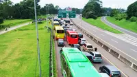 Ribuan kendaraan mengular sepanjang 6-8 kilometer dari pintu Tol Ciawi menuju Puncak, Bogor, Jawa Barat, Senin (20/7/2015). (Liputan6.com/Bima Firmansyah)