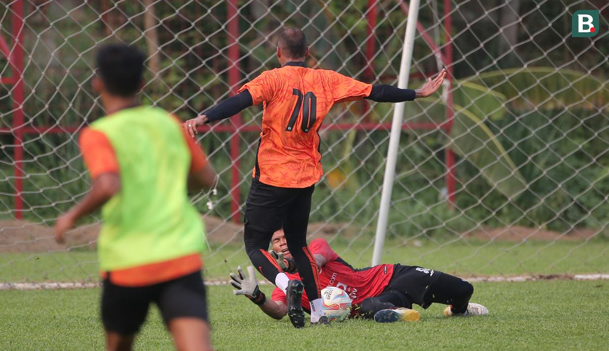 Pemain Persija Jakarta, Gustavo Almeida (tengah) gagal mencetak gol saat pertandingan internal sesama pemain dalam sesi latihan yang berlangsung di Nirwana Park, Bojongsari, Depok, Jawa Barat, Senin (20/11/2023). (Bola.com/Ikhwan Yanuar)