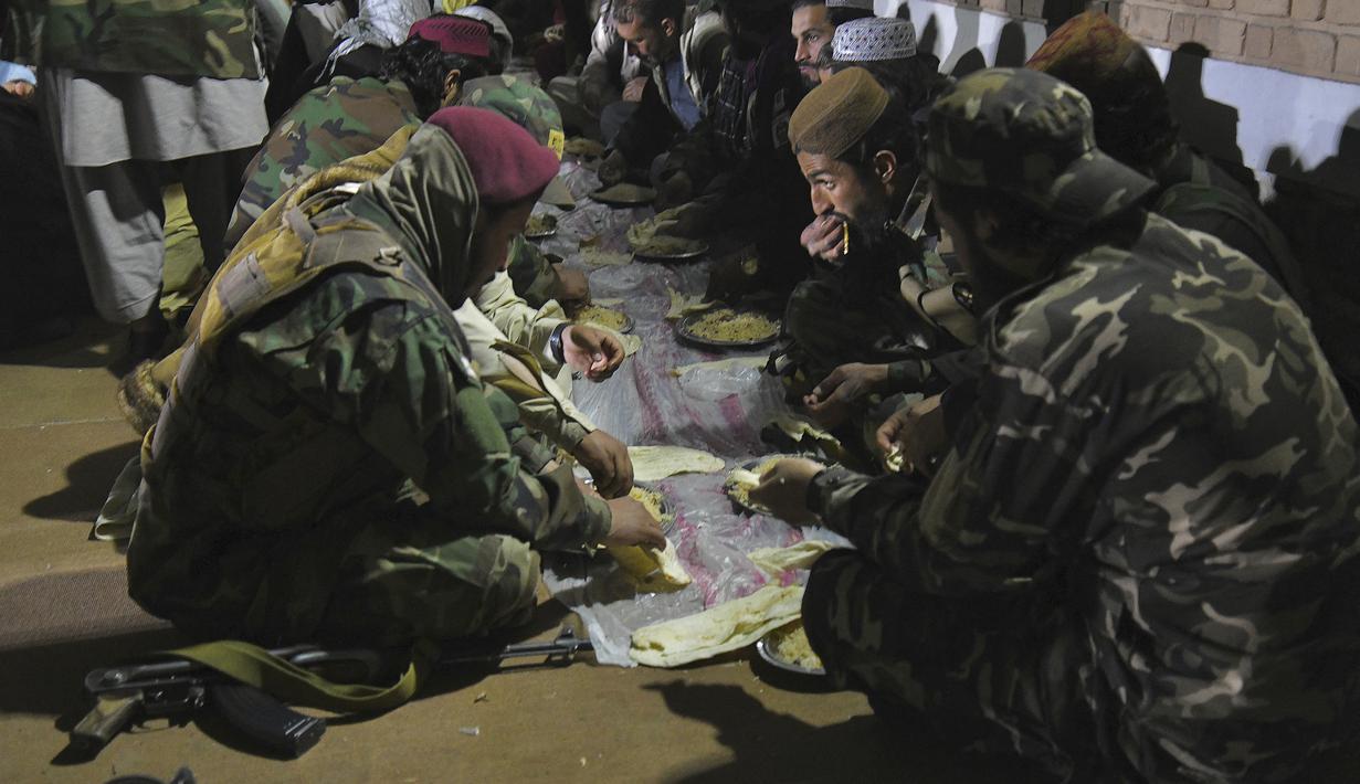 Pasukan Taliban berbuka puasa selama bulan suci Ramadhan di dekat Masjid Wazir Akber khan di Kabul, Afghanistan (4/4/2022). (AFP/Ahmad Sahel Arman)