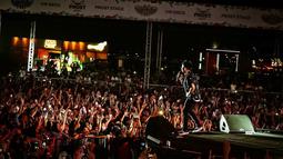 Ariel NOAH tampil di Festival musik Prost Fest 2022 di Pantai Mertasari, Sanur, Bali pada Sabtu (13/8/2022). (Foto: Instagram/arielnoah)