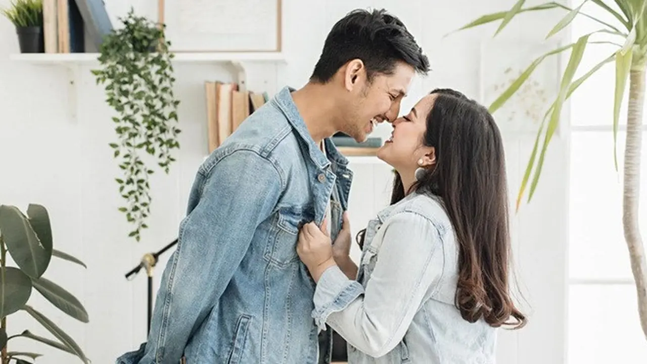 6 Gaya Pemotretan Keluarga Tasya Kamila, Kompak Pakai Denim
