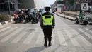 Aparat gabungan menghentikan laju kendaraan untuk mengajak masyarakat mengheningkan cipta di Kawasan Jalan RE Martadinata, Tangerang Selatan, Senin (17/8/2020). Kegiatan mengheningkan cipta ini dilakukan selama 3 menit dalam rangka memperingati HUT ke-75 RI. (Liputan6.com/Faizal Fanani)