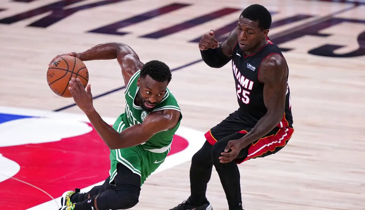 Pebasket Boston Celtics, Kemba Walker, berusaha melewati pebasket Miami Heat, Kendrick Nunn, pada pada gim ketiga final Wilayah Timur di Lake Buena Vista, Sabtu (19/9.2020). Boston Celtics menang dengan skor 117-106. (AP/Mark J. Terrill)