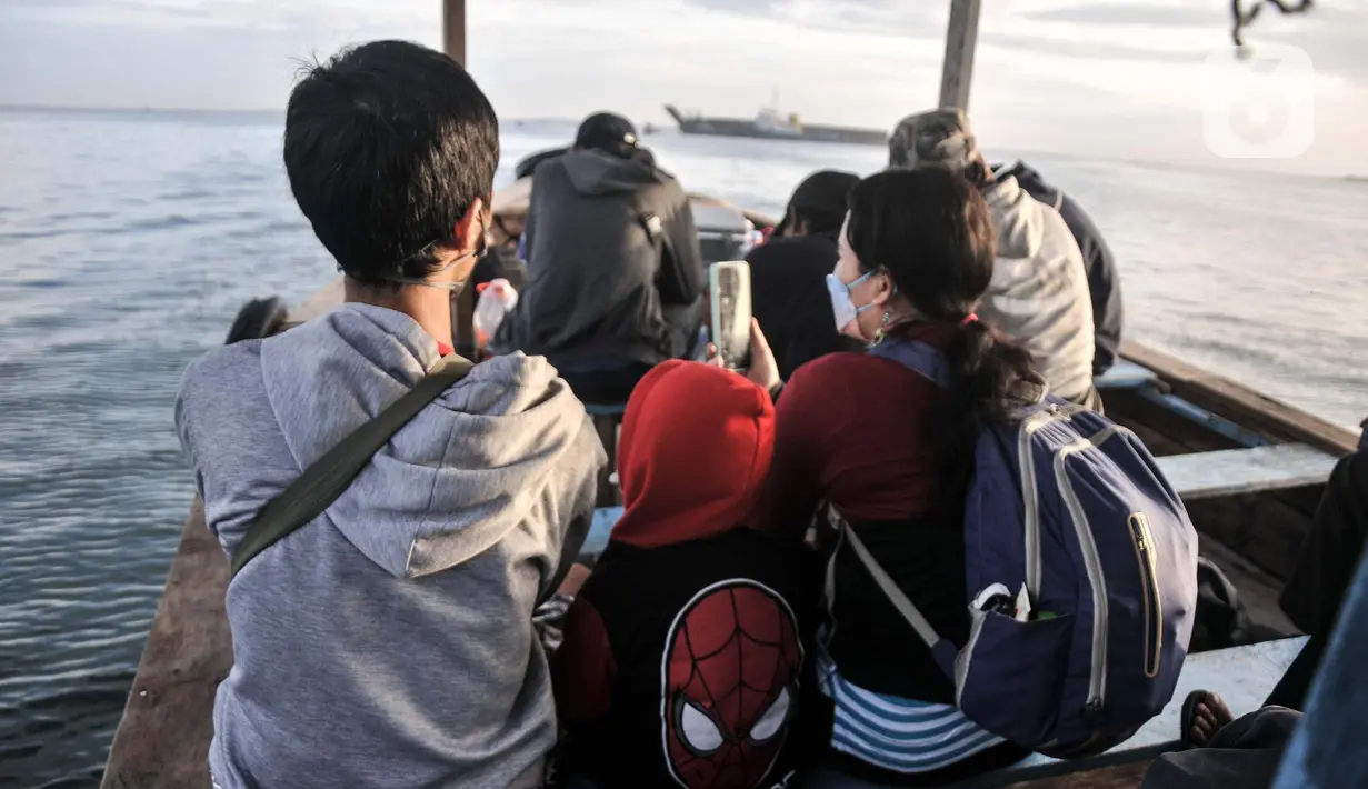 Wisatawan saat menunggu keberangkatan kapal dengan tujuan Kepulauan Seribu di dermaga Kamal Muara, Jakarta, Minggu (27/2/2022). Destinasi Kepulauan Seribu masih menjadi tujuan wisata favorit warga Ibu Kota dalam mengisi liburan. (merdeka.com/Iqbal S. Nugroho)