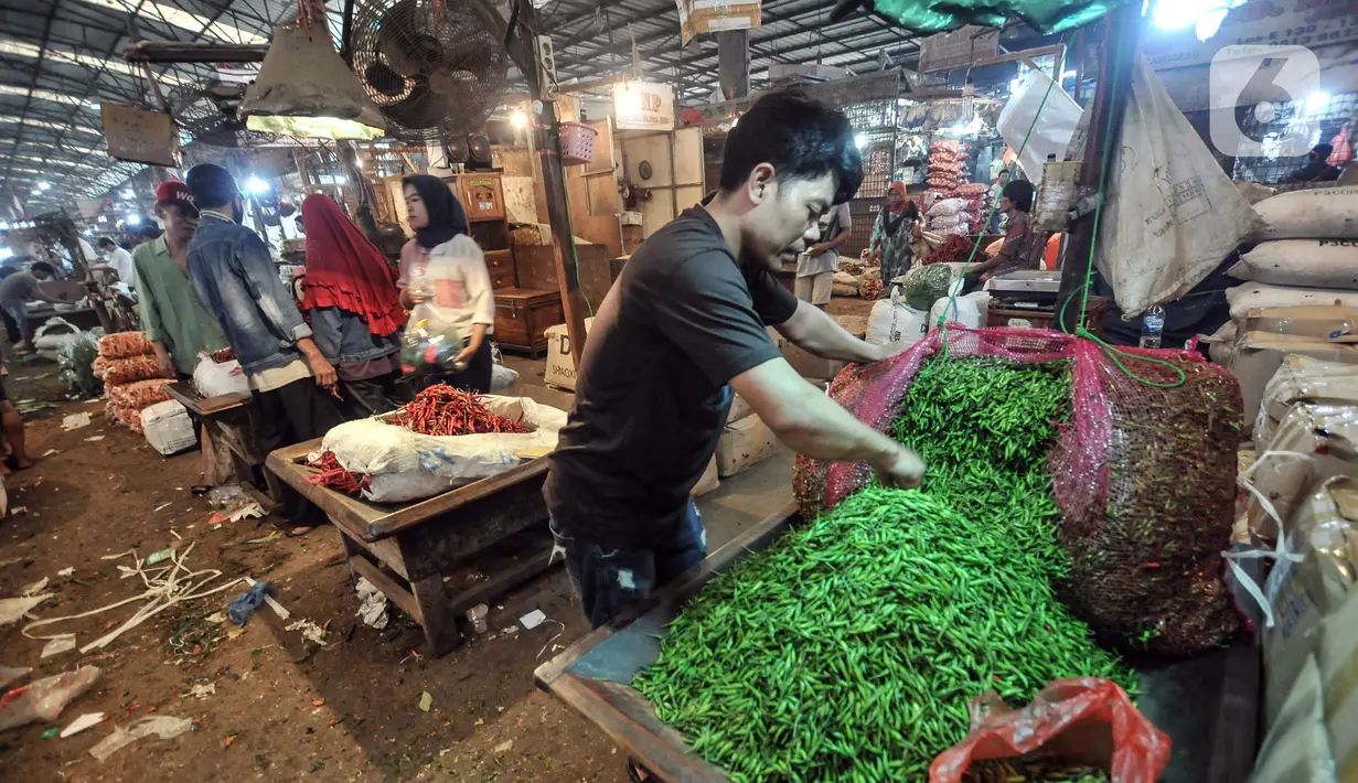 Pedagang merapikan cabai rawit yang dijual di Pasar Induk Kramat Jati, Jakarta Timur, Kamis (2/6/2022). Menurut pedagang, kenaikan harga cabai disebabkan oleh menurunnya pasokan akibat musim hujan di daerah pemasok. (merdeka.com/Iqbal S Nugroho)