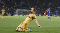 Striker Tottenham Hotspur, Harry Kane, melakukan selebrasi usai mencetak gol ke gawang Leicester City, Kamis (18/05/2017). (AFP/Adrian Dennis)