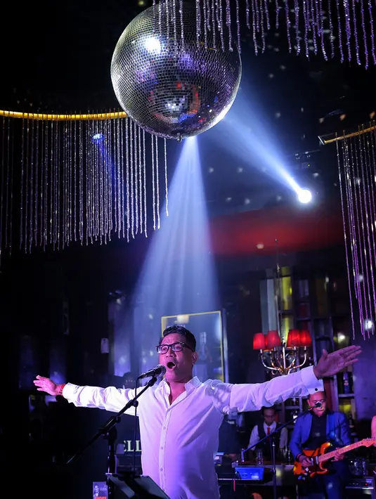 Andre Hehanusa menggelar Showcase dimulai sekitar pukul 22.00 WIB, sekitar dua jam kemudian berakhir dengan manis sekitar pukul 24.15 WIB dengan lagu Bidadari. (Deki Prayoga/Bintang.com)