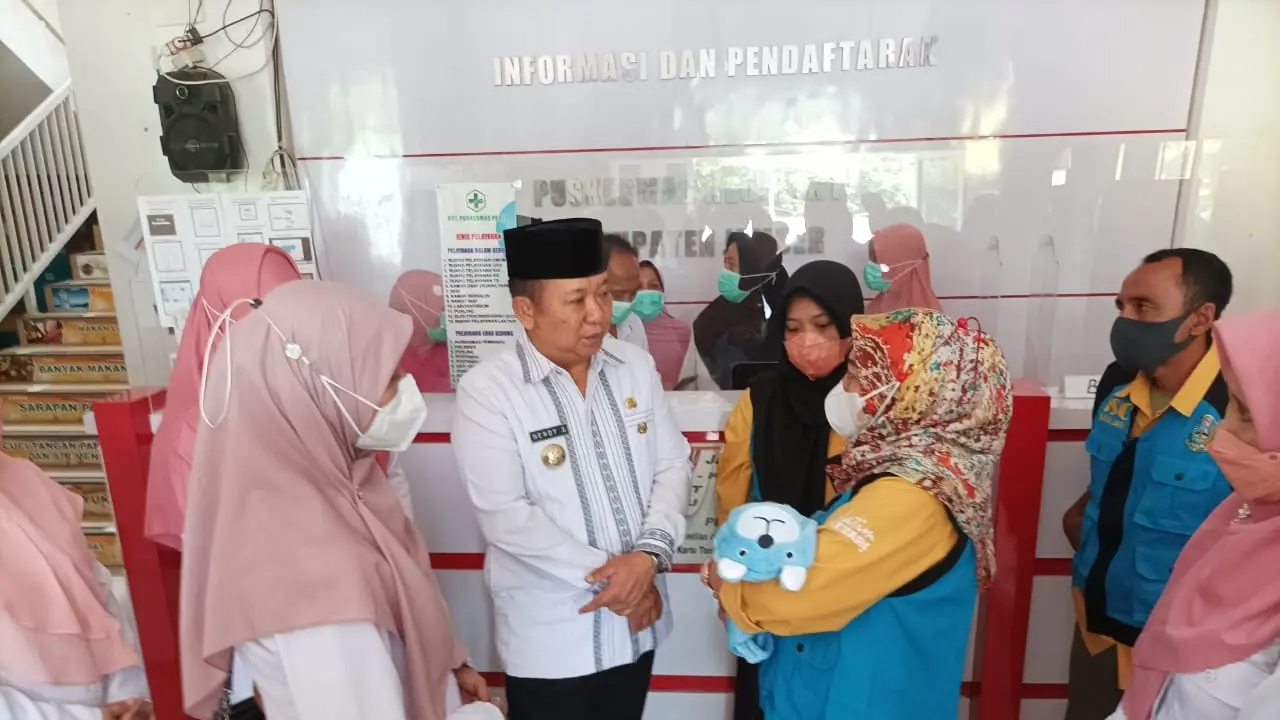 Bupati Jember, Hendy Siswanto, usai menggendong bayi dan menyerahkannya kepada Dinsos Jawa Timur. (Istimewa)