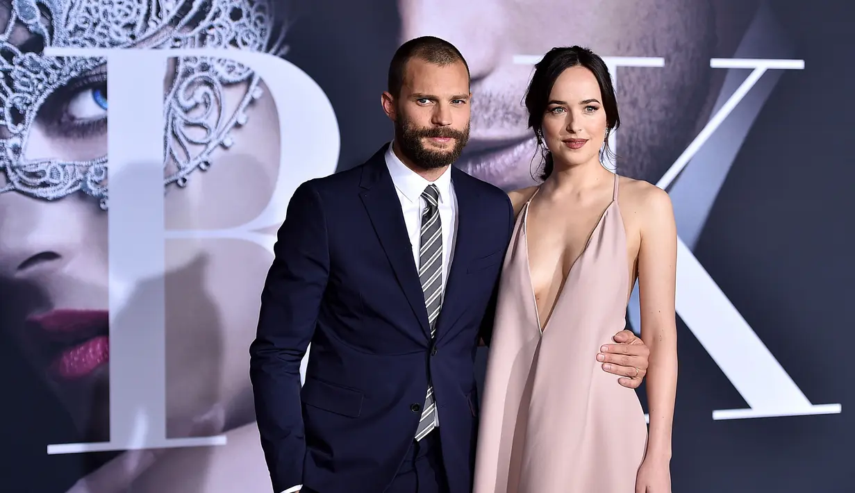 Aktor Jamie Dornan dan Dakota Johnson saat menghadiri pemutaran film perdana "Fifty Shades Darker" di The Theatre di Ace Hotel di Los Angeles, AS (2/2). Jamie Dornan bermain sebagai  Christian Grey di film tersebut. (Alberto E. Rodriguez/Getty Images/AFP)