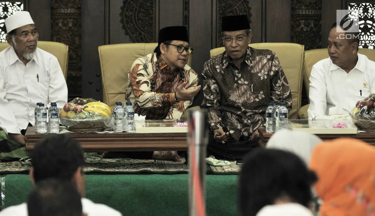 Ketua Umum PKB Muhaimin Iskandar (kedua kiri) berbincang dengan Ketum PBNU Said Aqil Siradj dan Menristekdikti Momammad Nasir dalam acara halalbihalal Idul Fitri 1440 H di Kantor DPP PKB, Jakarta, Senin (17/6/2019). (merdeka.com/Iqbal S Nugroho)