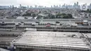 Pekerja menyelesaikan proyek pembangunan Jalan Tol Bekasi-Cawang-Kampung Melayu (Becakayu) Seksi 1, D.I Panjaitan, Jakarta, Kamis (18/11/2021). Pembangunan Tol Becakayu Seksi 1 sepanjang 16, 01 ditargetkan rampung pada akhir 2021. (merdeka.com/Iqbal S Nugroho)
