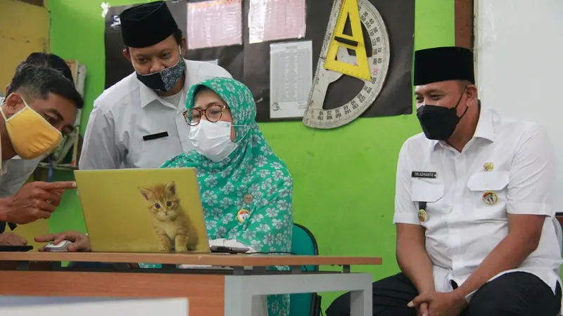 Wakil Wali Kota Bekasi, Tri Adhianto memantau pembelajaran jarak jauh (PJJ) di sekolah negeri